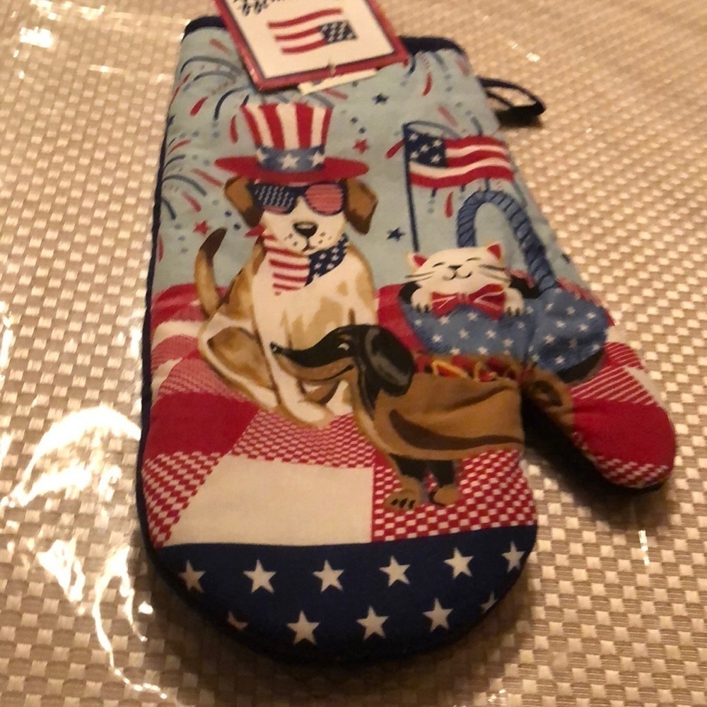 NWT Mainstay oven mitt with dogs on it NWT